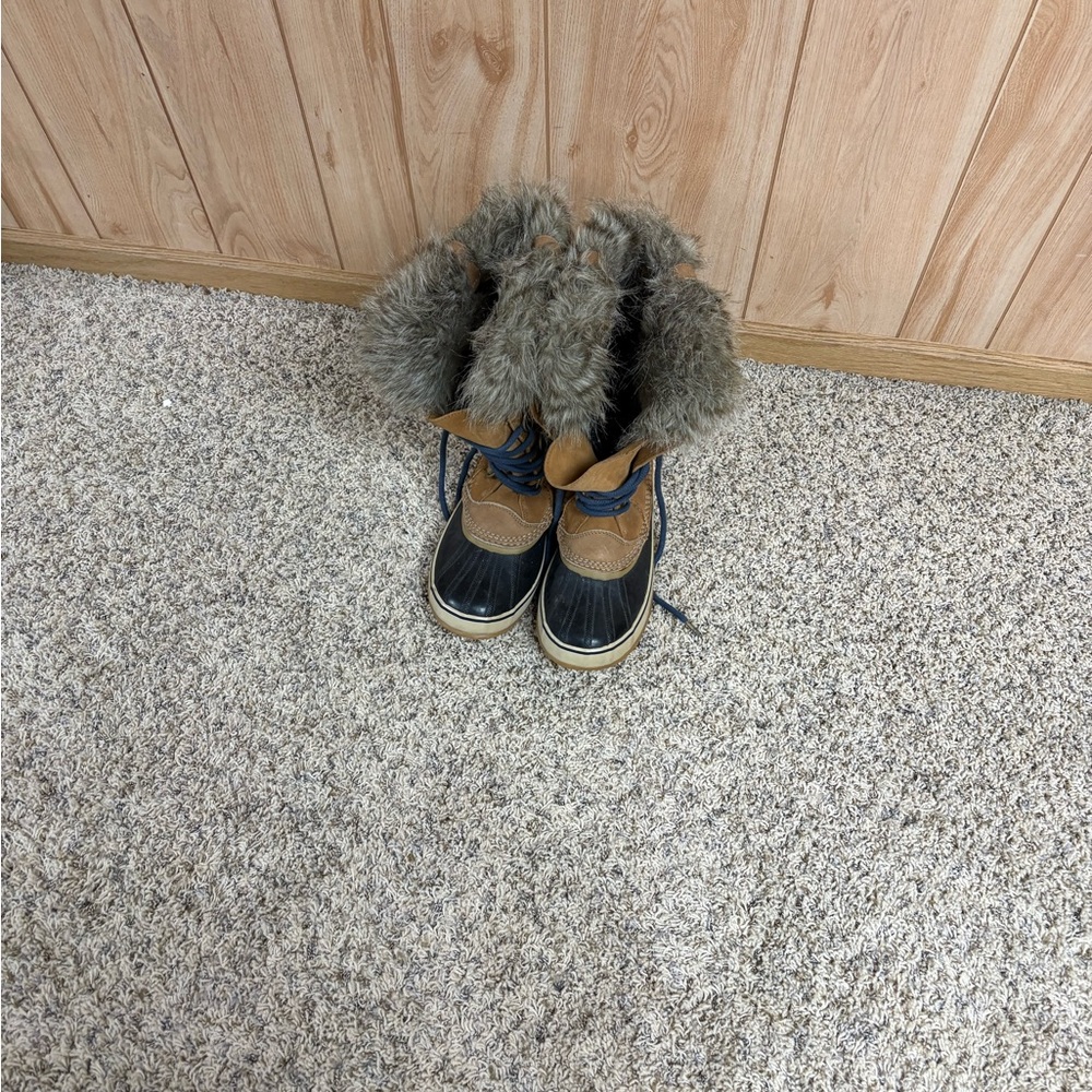 Sorel Black and Tan Fur-Lined Boots